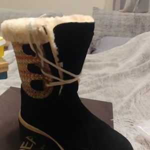 Bearpaw fur lined lace up boots